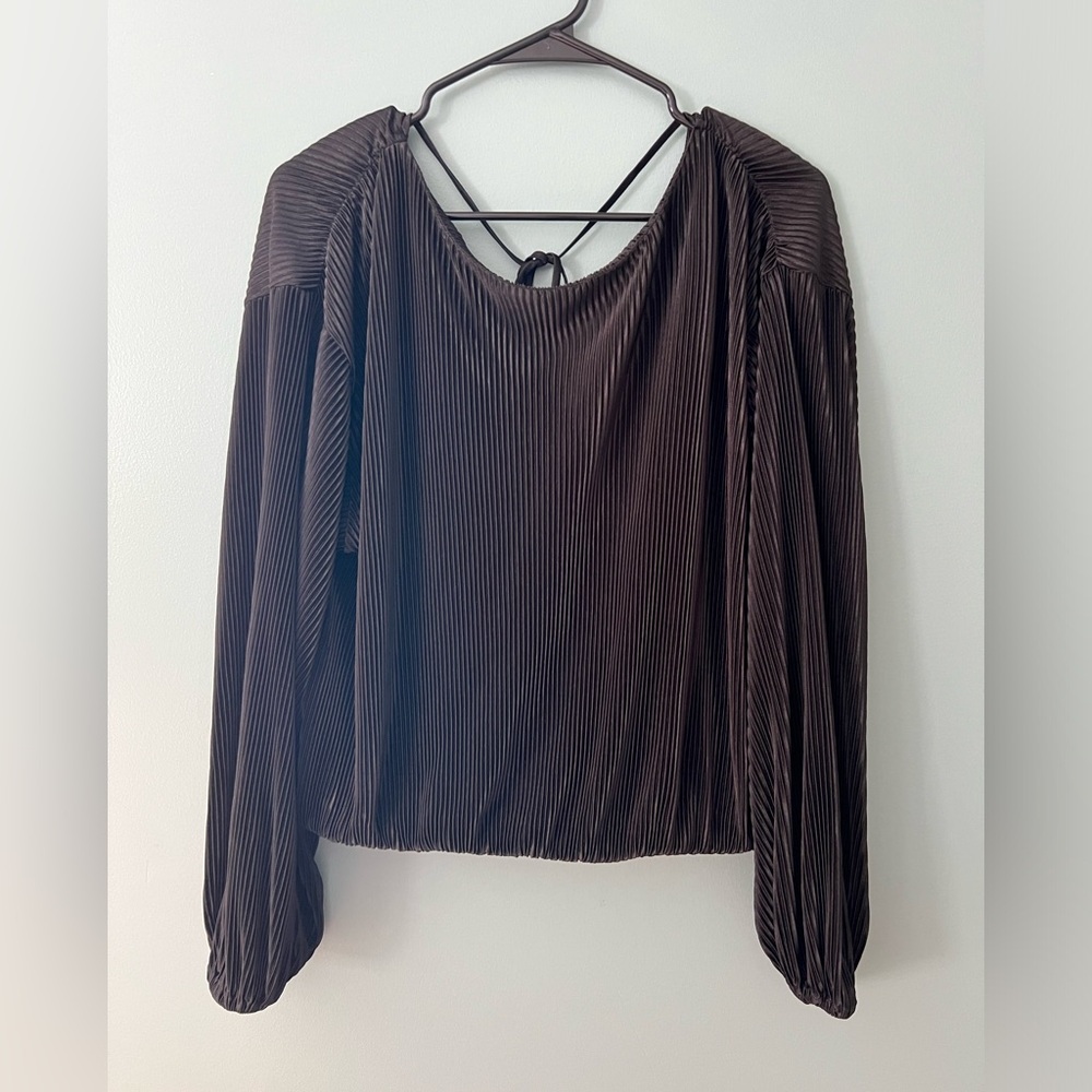 ASTR the Label Black Pleated Open Back Long Sleeve - size (M)